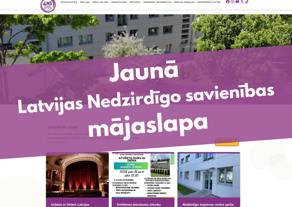 Ekrānuzņēmums no Latvijas Nedzirdīgo savienības mājaslapas ar lielu virsrakstu “Jaunā Latvijas Nedzirdīgo savienības mājaslapa”. Fonā redzama mājaslapas sākumlapa ar izvēlni augšpusē un jaunāko ziņu sadaļu, kurā attēloti dažādi ieraksti un attēli.