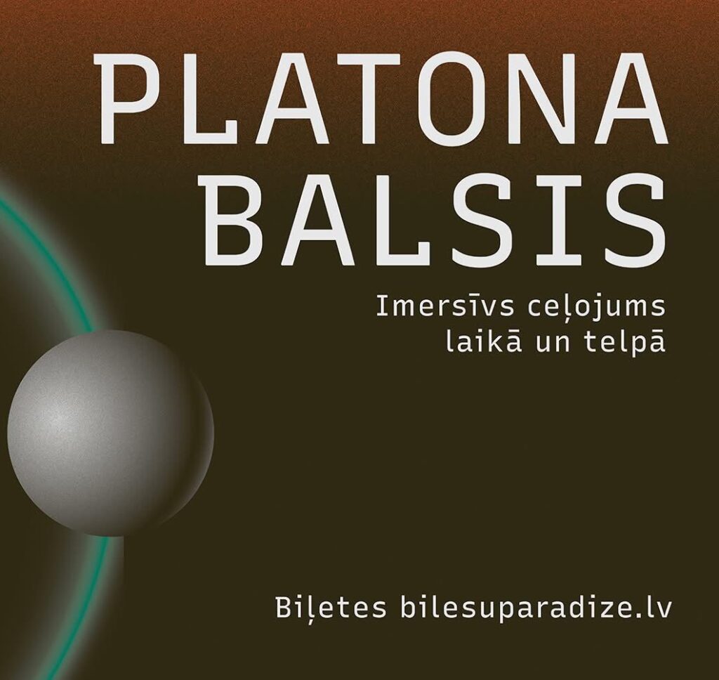 Plakāts koncertam “Platona balsis”. Uz tumša, kosmisku toņu fona redzamas divas sfēras – liela zaļgana un mazāka pelēka –, kas rada telpisku, planētām līdzīgu iespaidu. Labajā pusē liels uzraksts “PLATONA BALSIS” un apakšā teksts “Imersīvs ceļojums laikā un telpā”. Kreisajā pusē norādīts: 2026. gada 25. aprīlis, plkst. 20.00, Rīgas cirks. Apakšā informācija par biļetēm bilesuparadize.lv.