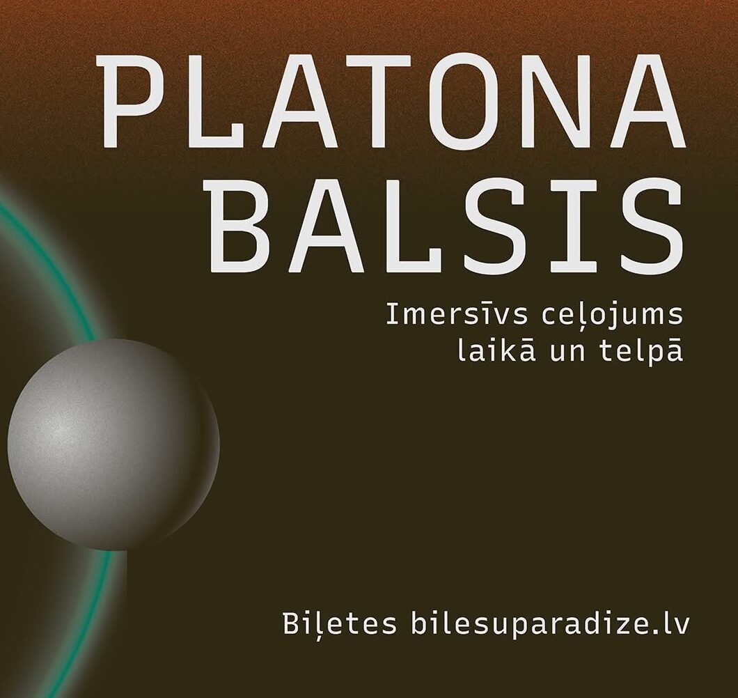Plakāts koncertam “Platona balsis”. Uz tumša, kosmisku toņu fona redzamas divas sfēras – liela zaļgana un mazāka pelēka –, kas rada telpisku, planētām līdzīgu iespaidu. Labajā pusē liels uzraksts “PLATONA BALSIS” un apakšā teksts “Imersīvs ceļojums laikā un telpā”. Kreisajā pusē norādīts: 2026. gada 25. aprīlis, plkst. 20.00, Rīgas cirks. Apakšā informācija par biļetēm bilesuparadize.lv.