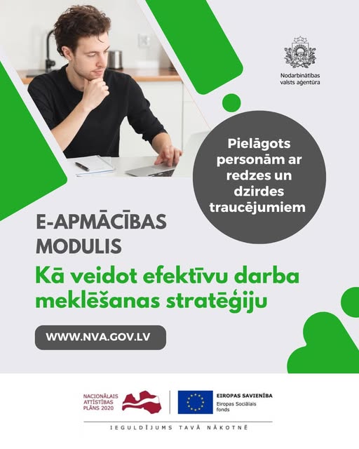Informatīvs plakāts par NVA e-apmācību moduli “Kā veidot efektīvu darba meklēšanas stratēģiju”. Kreisajā pusē redzams jauns vīrietis pie klēpjdatora, domīgi strādājot pie galda. Plakātā norādīts, ka modulis ir pielāgots personām ar redzes un dzirdes traucējumiem. Apakšā redzama interneta adrese www.nva.gov.lv , kā arī NVA, Eiropas Savienības un projekta logotipi.