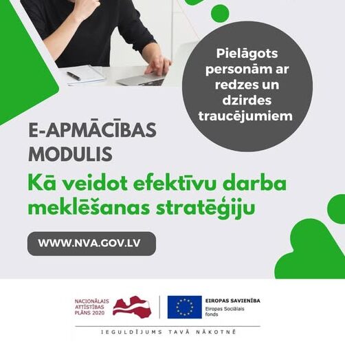 Informatīvs plakāts par NVA e-apmācību moduli “Kā veidot efektīvu darba meklēšanas stratēģiju”. Kreisajā pusē redzams jauns vīrietis pie klēpjdatora, domīgi strādājot pie galda. Plakātā norādīts, ka modulis ir pielāgots personām ar redzes un dzirdes traucējumiem. Apakšā redzama interneta adrese www.nva.gov.lv , kā arī NVA, Eiropas Savienības un projekta logotipi.