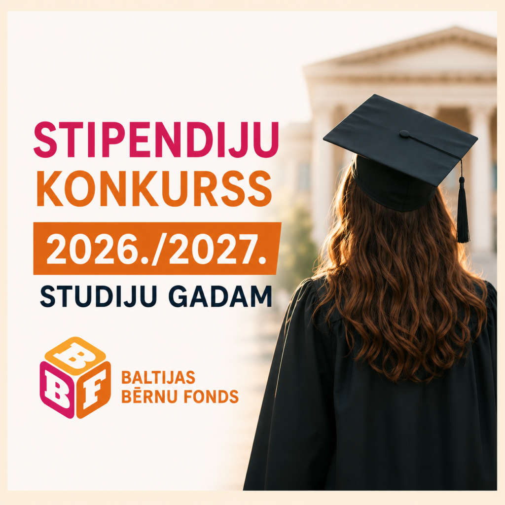 Kvadrātveida attēls ar Baltijas bērnu fonda stipendiju konkursa vizuālo noformējumu. Kreisajā pusē uz gaiša fona lieli uzraksti: "Stipendiju konkurss" un "2026./2027. studiju gadam", zem tiem – Baltijas bērnu fonda logo. Labajā pusē redzams absolvents melnā akadēmiskajā mantijā un cepurē no mugurpuses, fonā izplūdusi augstskolas ēka. Attēls veidots bēšos, rozā un oranžos toņos, simbolizējot iespēju jauniešiem ar dzirdes traucējumiem saņemt stipendiju studijām.