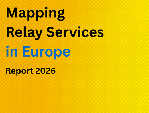 : EUD un EFHOH 2026. gada pētījuma vāka attēls. Uz dzeltena fona redzama zila Eiropas karte un uzraksts angļu valodā “Mapping Relay Services in Europe. Report 2026” (Saziņas starpniecības pakalpojumu izpēte Eiropā. 2026. gada ziņojums). Apakšā izvietoti EUD, EFHOH un Eiropas Savienības finansējuma logotipi.