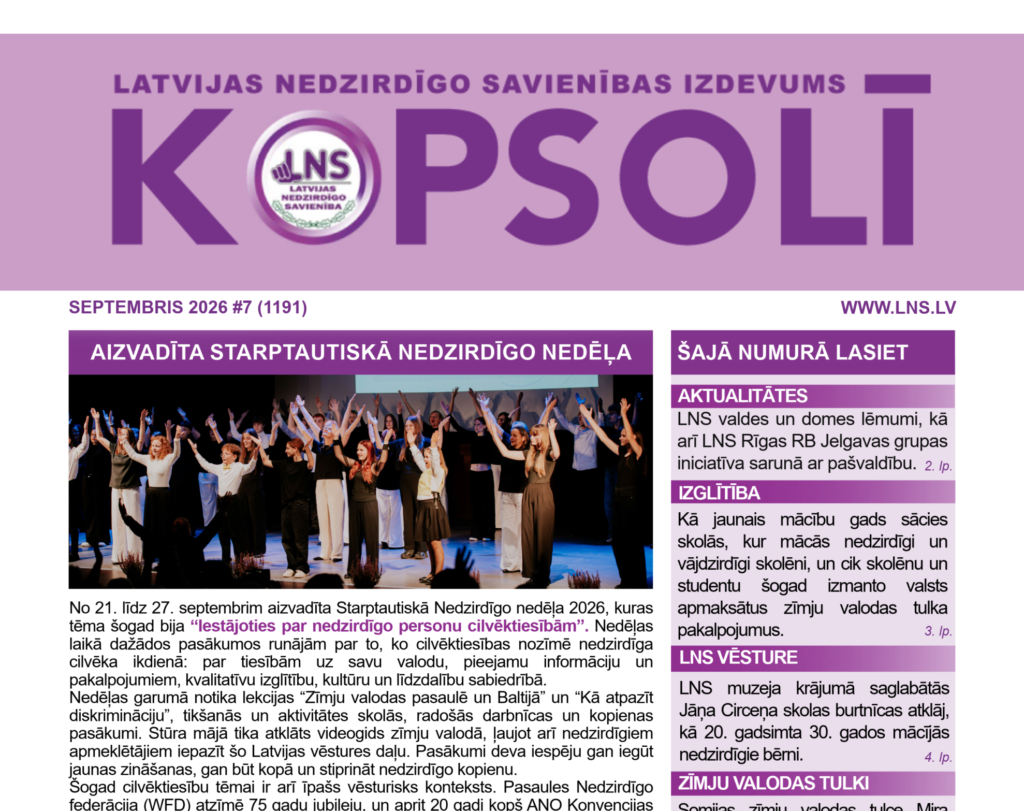 Izdevuma Kopsolī septembra izdevuma vāks. Attēlota kopbilde no Nedzirdīgo dienas svētku koncerta - stāv daudz cilvēki uz skatuves ar paceltām rokām.